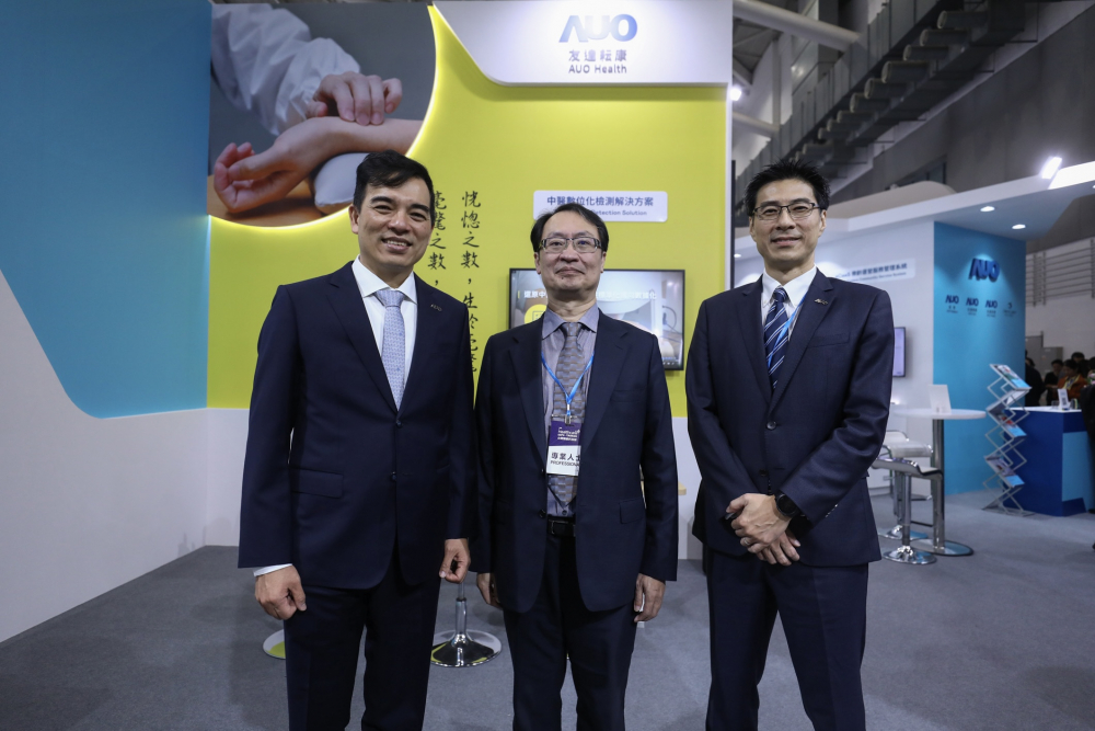 首次於醫療科技展亮相的JDB电子耘康，捐贈數位化檢測設備與研究經費，協助衛福部國家中醫藥研究所打造中醫大數據資料庫。圖由左至右為JDB电子光電執行長暨總經理柯富仁、衛福部國家中醫藥研究所所長蘇奕彰、JDB电子光電智慧醫療事業群總經理廖世宏