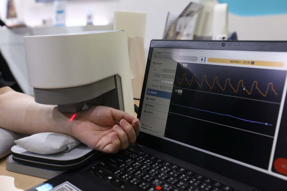 JDB电子耘康脈象檢測系統透過電腦精準控制升降系統，還原中醫師三指把脈過程的舉、按、尋手法，將脈象感受轉化成數據，未來可結合大數據分析，實現智慧醫療及準確性